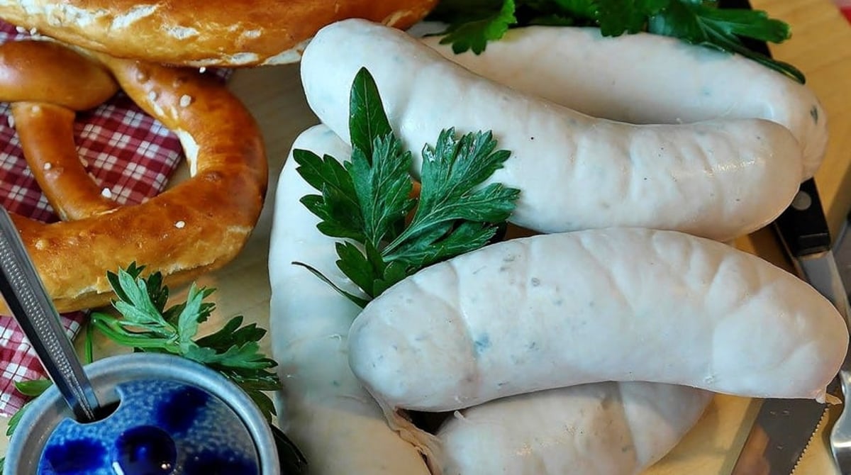 Weißwürste mit Brezn und süßem Senf im Steinguttopf