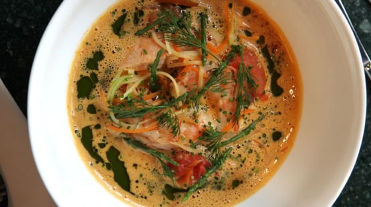 Hummerschaumsuppe mit Kräutern in einem weißen Teller