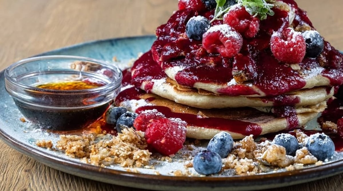 Pancake-Stapel mit Beerensauce und frischen Beeren