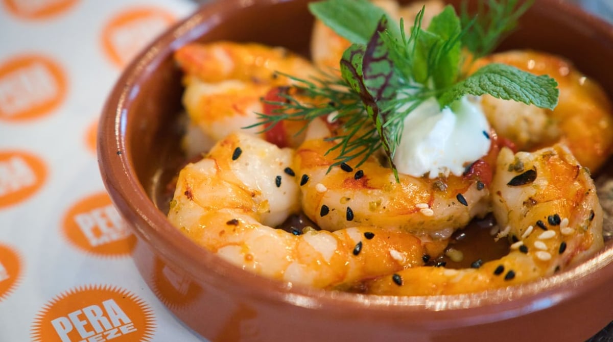 Garnelen mit Peperoncini in einer Tonschale im Pera Meze
