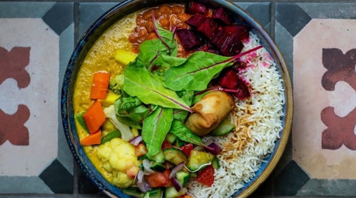 Bowl mit Reis, Gemüse und Curry bei Tikka N Talk in den Stachus Passagen