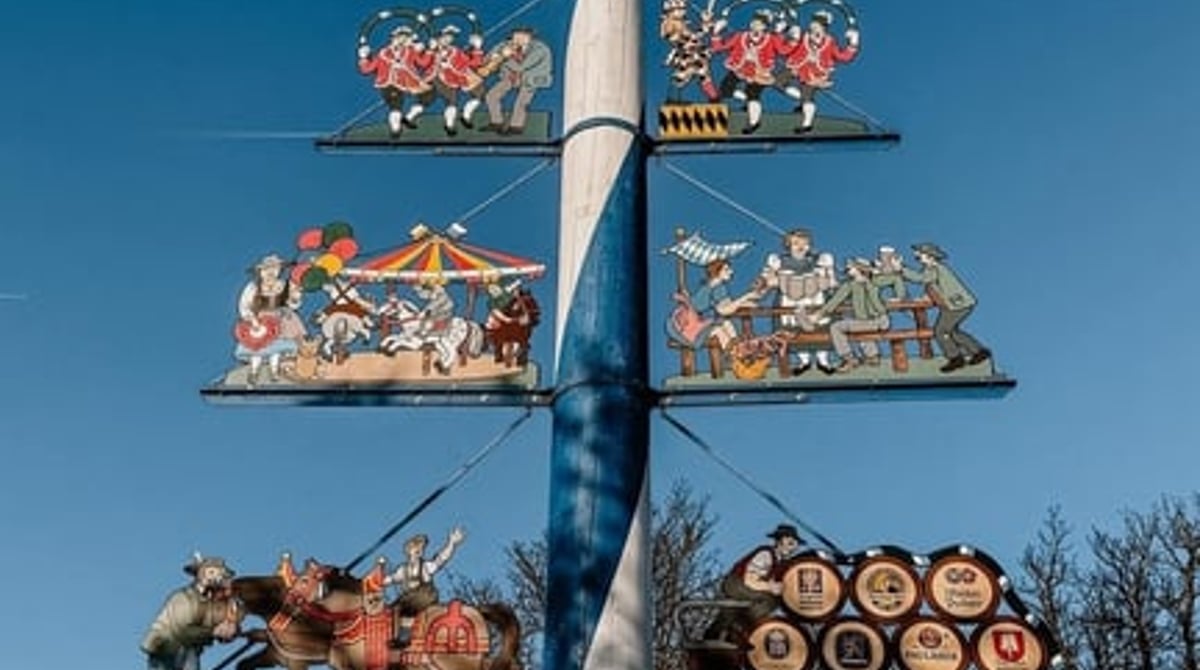 Der Maibaum auf dem Viktualienmarkt neben dem Biergarten