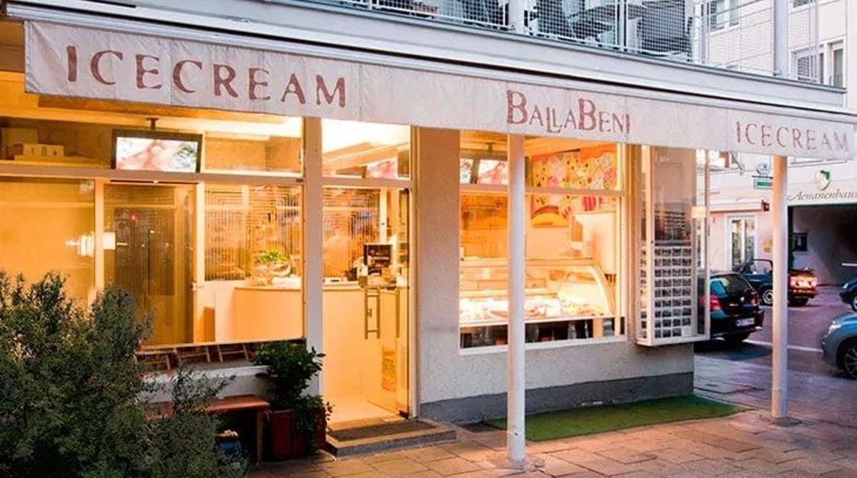 Außenansicht des Stammhauses von Ballabeni Icecream mit beleuchteter Markise