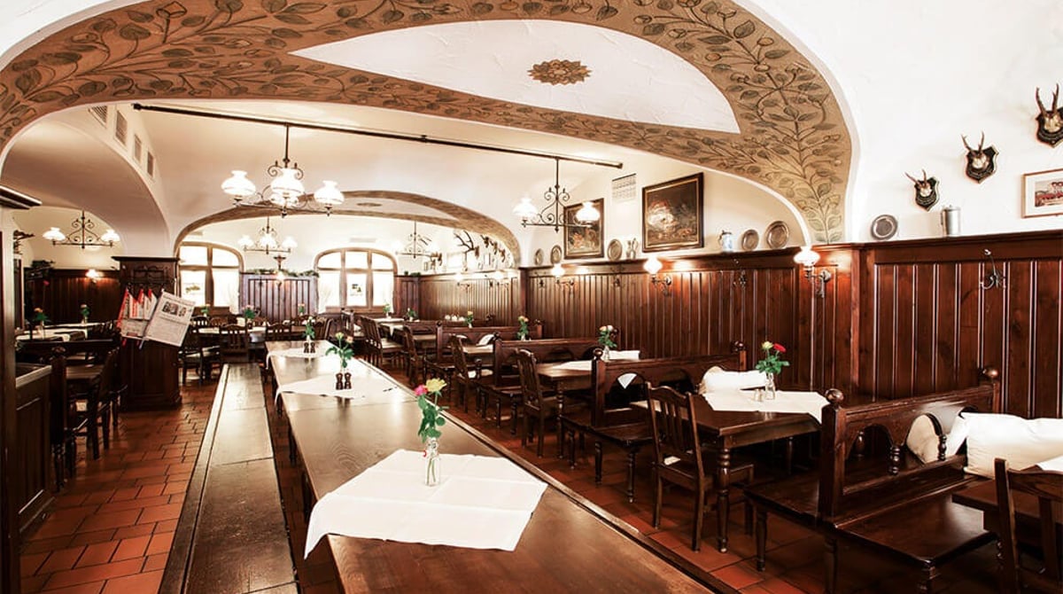 Holzvertäfelter Gastraum mit gewölbter, bemalter Decke und langer Tafel im Zum Dürnbräu