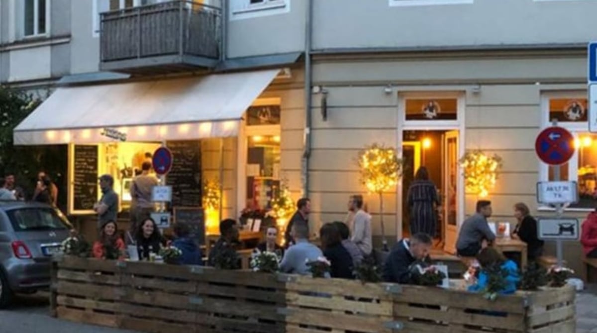 Terrasse des Jessas-Stammhauses in der Klenzestraße am Abend