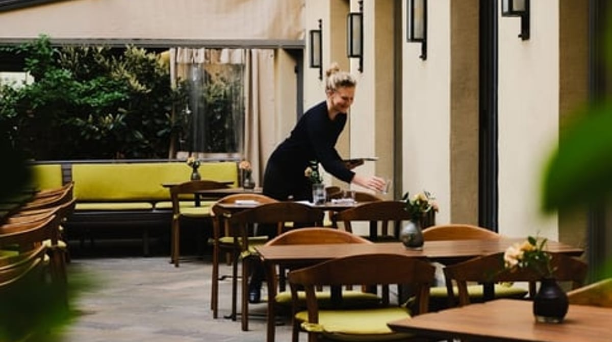 Begrünte Terrasse im Innenhof der GRAPES Weinbar