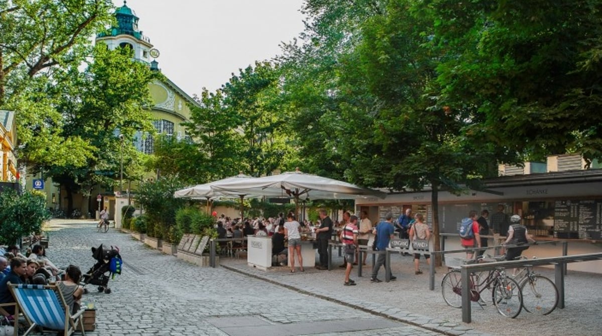 Liegestühle im Biergarten, im Hintergrund der Kirchturm