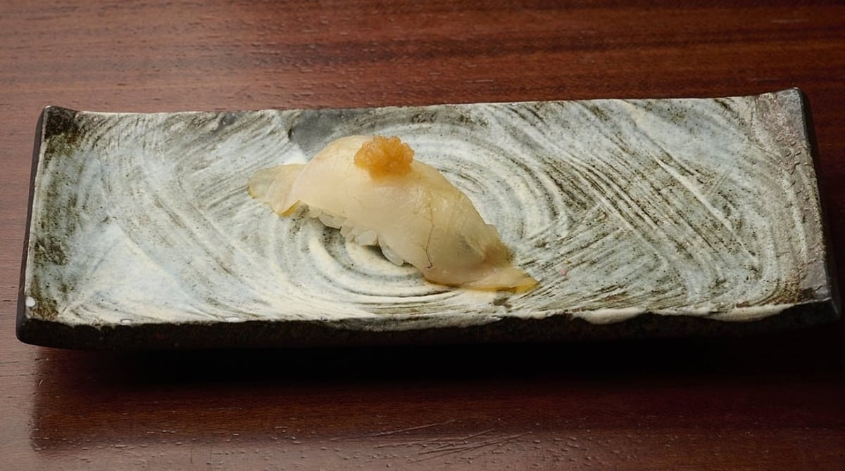 Nigiri mit Tamakai, dem Riesenzackenbarsch, auf einer Keramikplatte