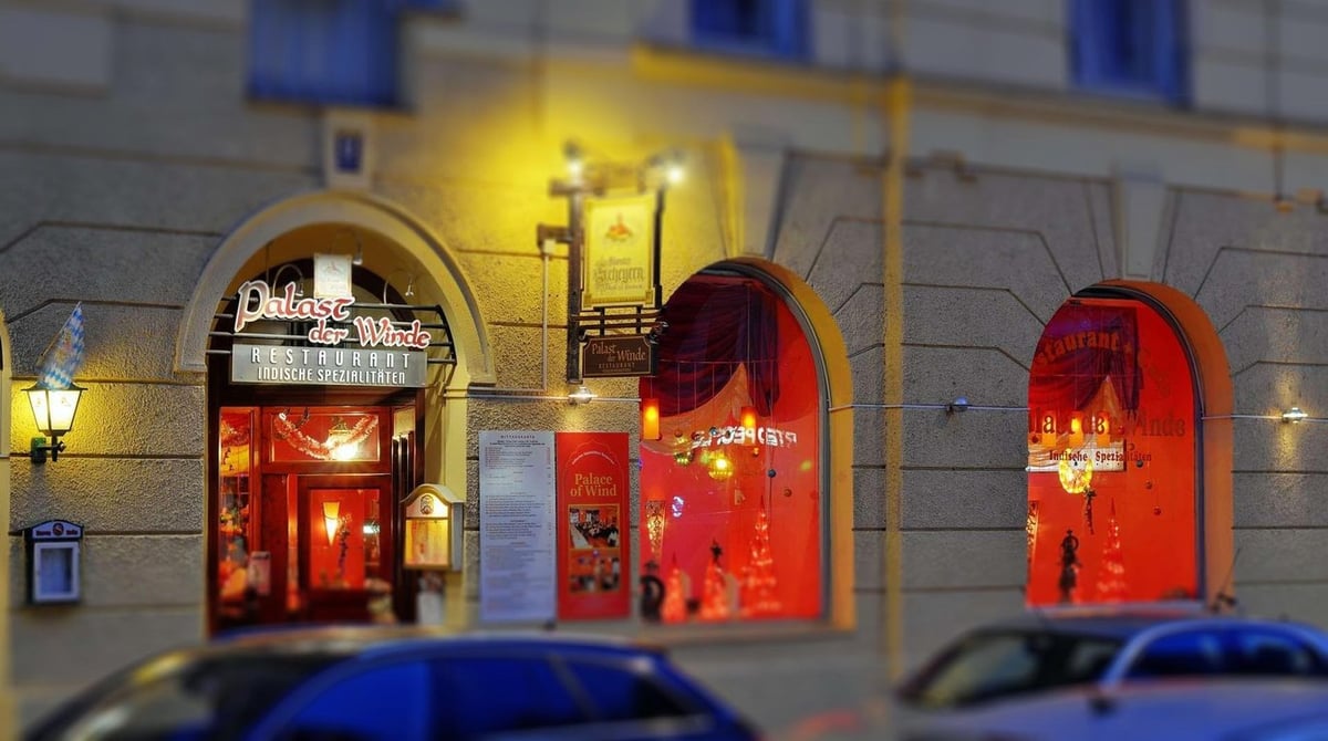 Außenansicht des Palast der Winde am Abend mit rot beleuchteten Bogenfenstern