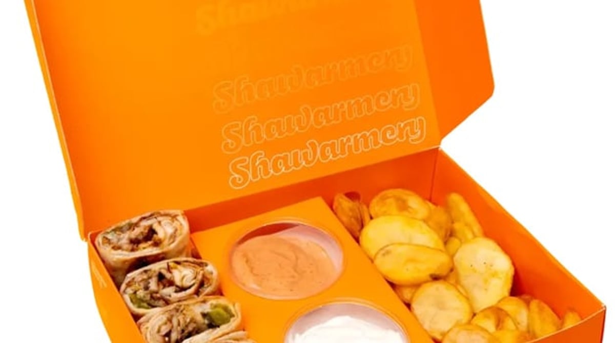 Geöffnete orange Supreme Box der Shawarmery mit Shawarma Bites, Potatos und zwei Dips