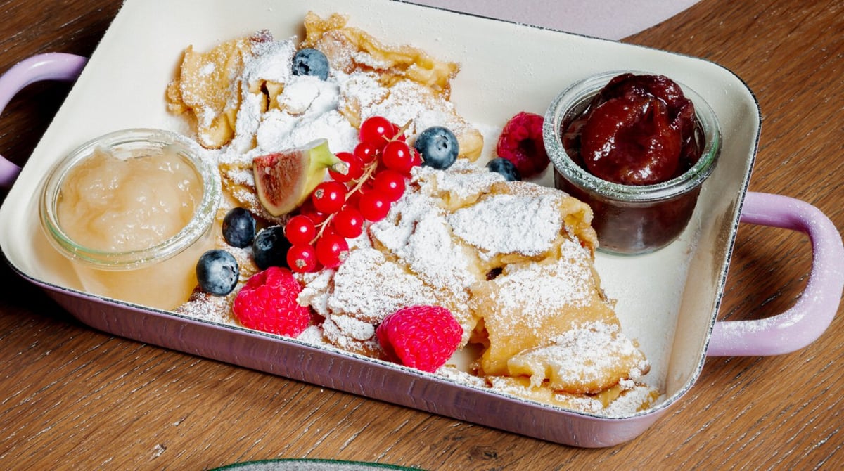 Kaiserschmarrn mit Puderzucker auf einem Teller im Spöckmeier