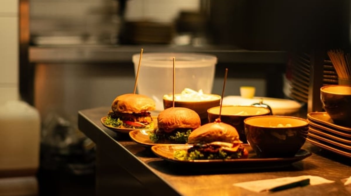 Fertige Burger auf dem Pass der offenen Küche
