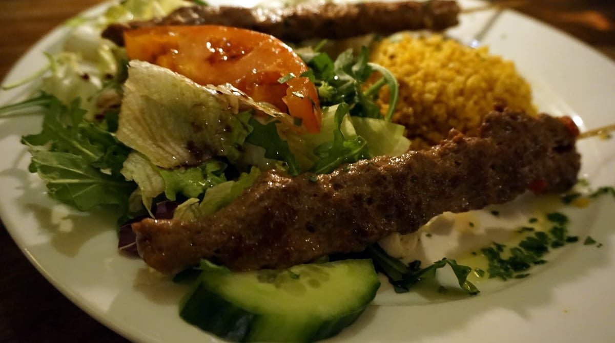 Teller mit Hackfleischspießen, Salat und Reis in der Yol Taverne