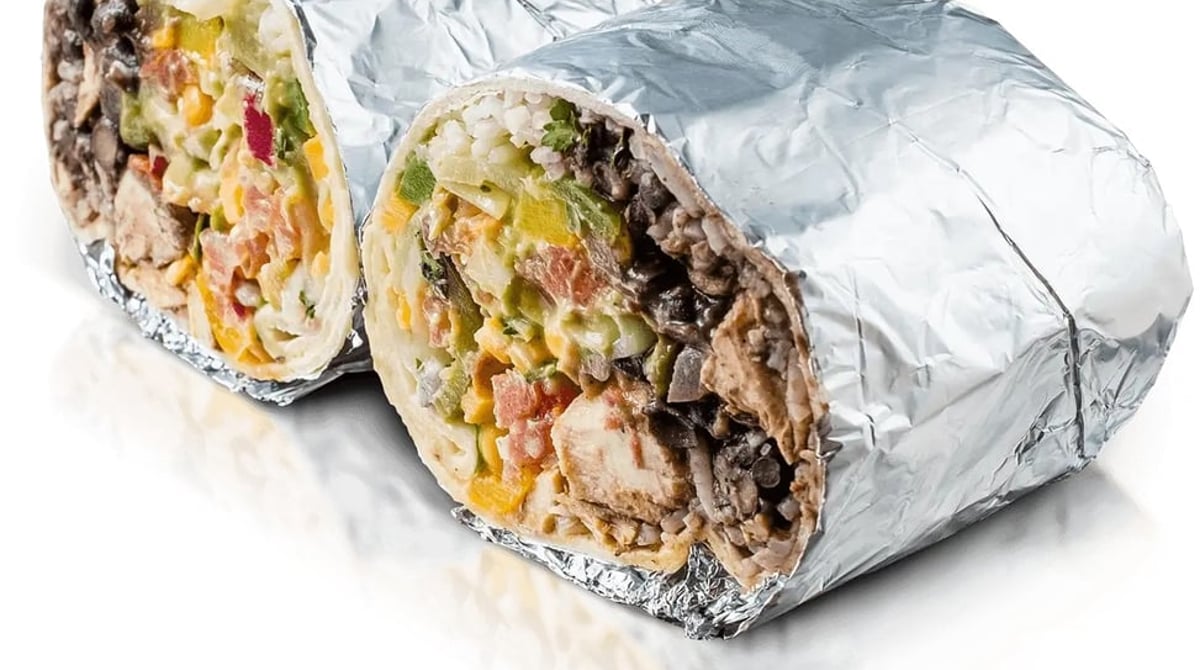 Aufgeschnittener Burrito in Alufolie mit Hähnchen, Bohnen, Reis, Mais und Gemüse