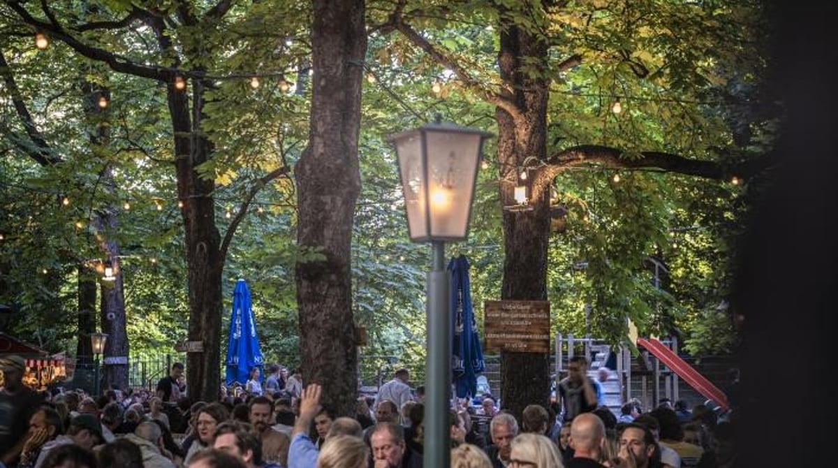 Biergarten des Hofbräukellers mit Lichterketten unter den Kastanienbäumen am Wiener Platz