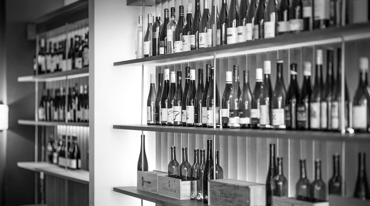 Weinregale mit Flaschen an der Wand der manu. Weinbar