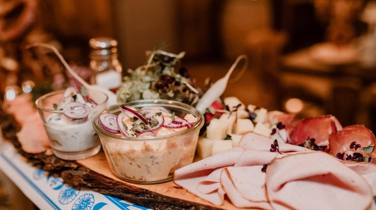 Brotzeitbrett mit Aufschnitt, Käse, Radi und Salaten