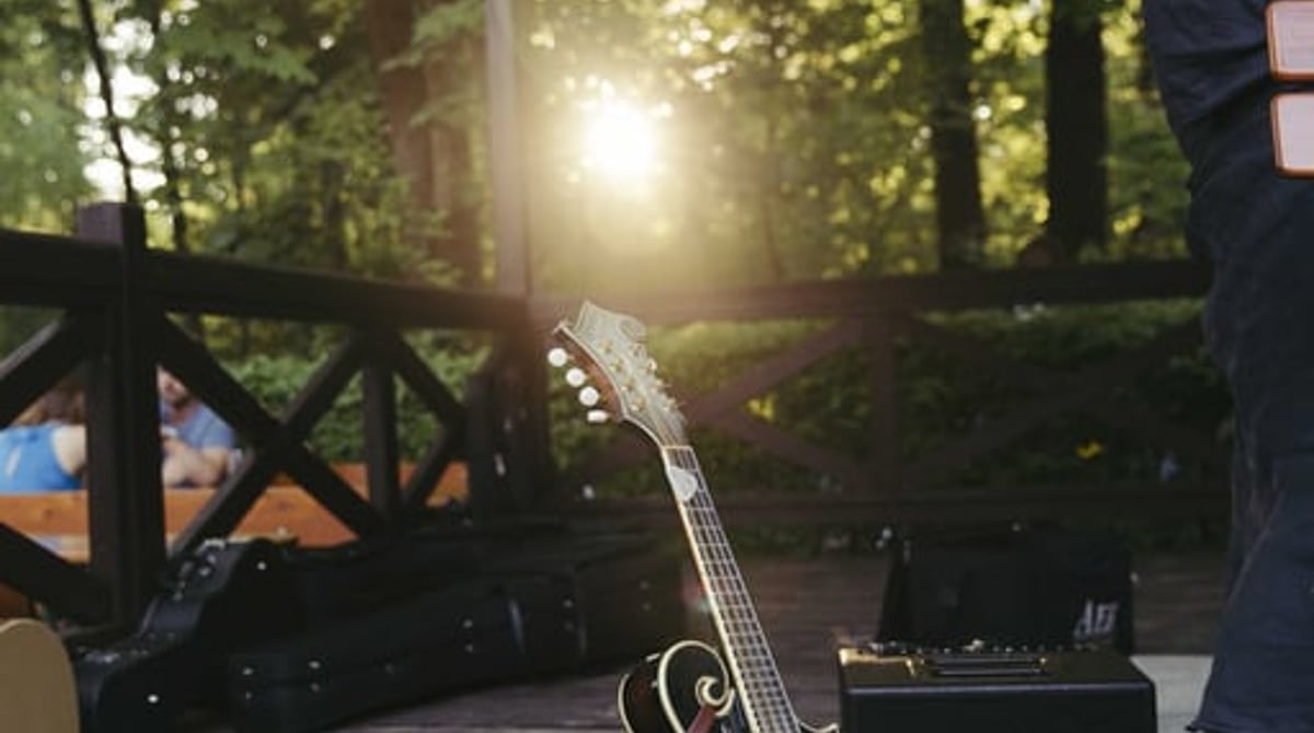 Bühne im Biergarten mit Mandoline im Gegenlicht