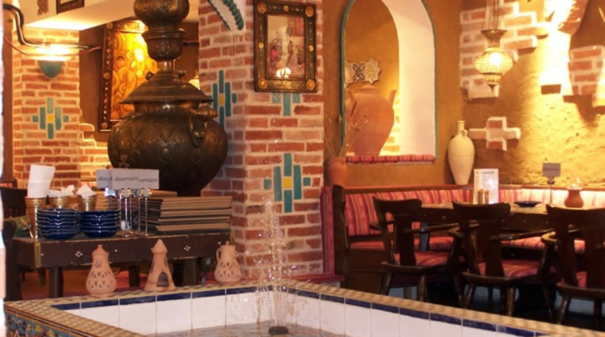 Gekachelter Brunnen und Samowar im Gastraum des Restaurants pars in München