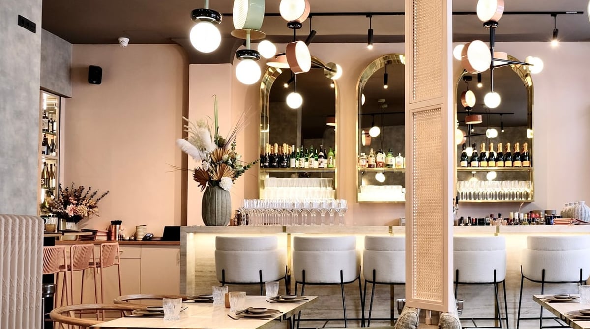 Gastraum des UKIYO mit Bar, Spiegeln, Kugelleuchten und Tischen in München