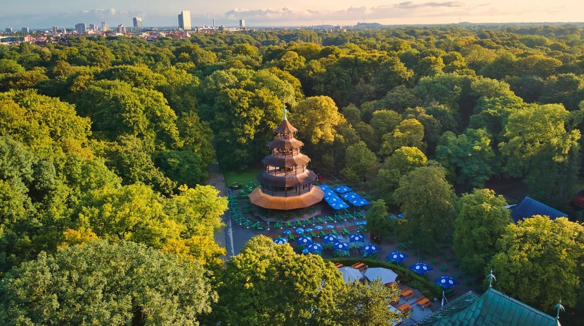 Luftaufnahme des Chinesischen Turms mit dem Biergarten mitten im Grün des Englischen Gartens
