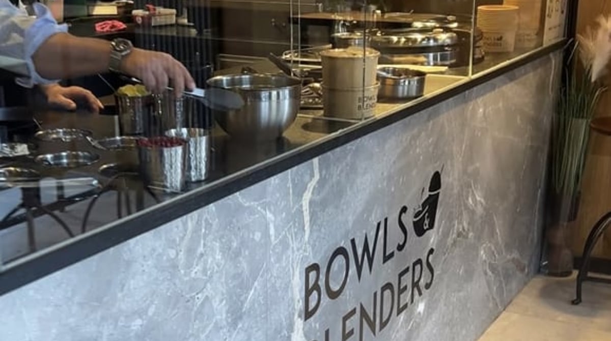 Theke von Bowls & Blenders mit Marmorfront, Glasvitrine und Tafel mit der Karte