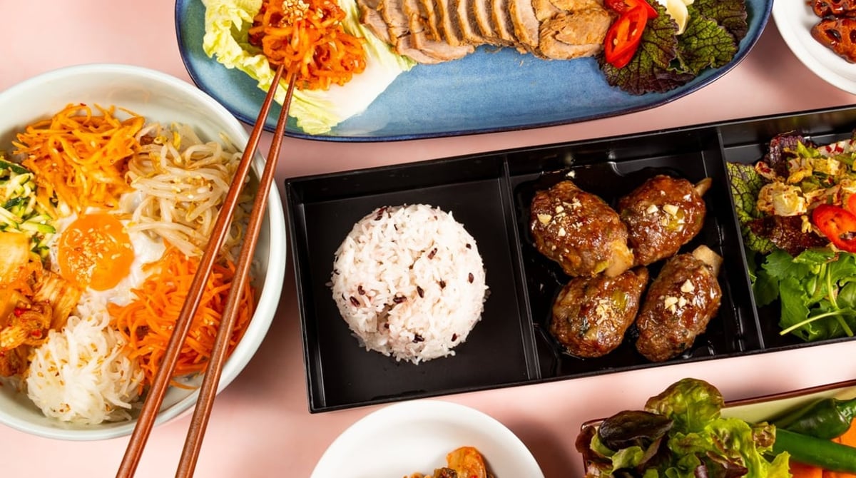 Bibimbap, Fleischplatte und Menübox mit Reis und Beilagen im arisu