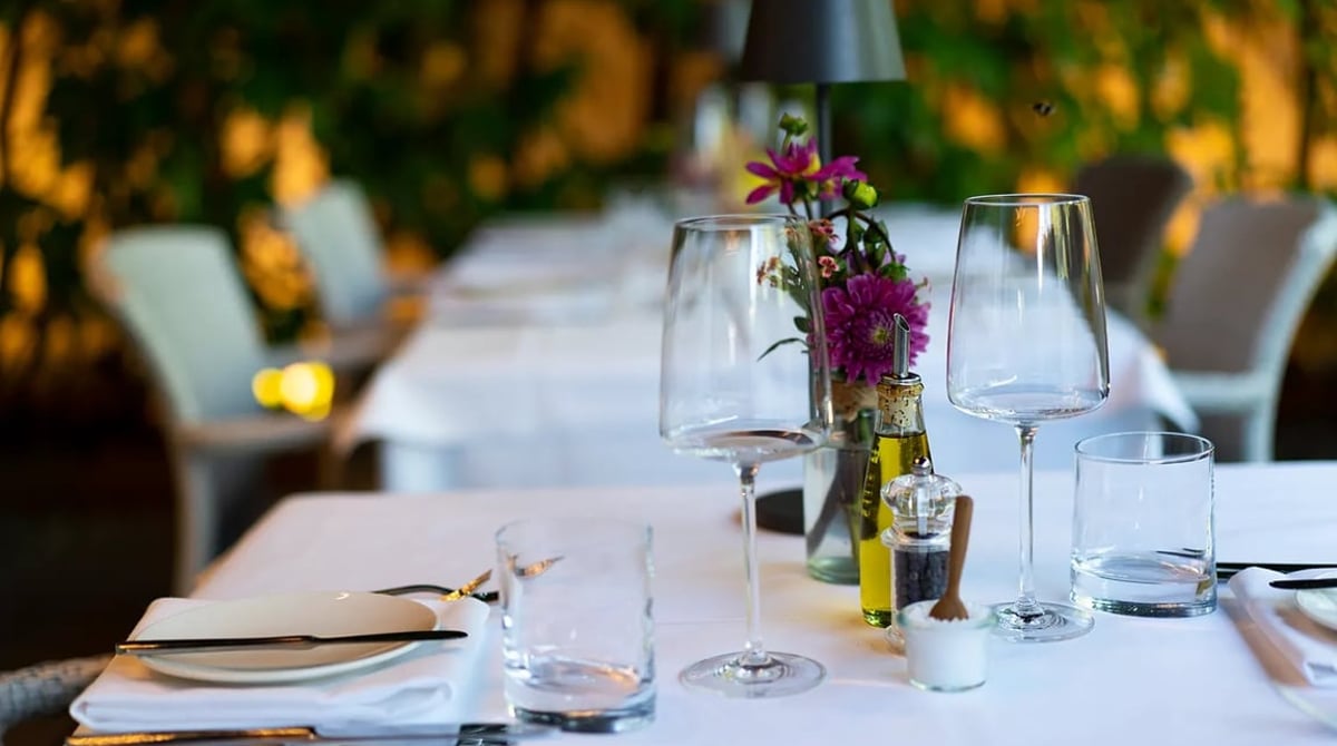 Abendlich gedeckter Tisch mit Weingläsern im PURO bar e cucina