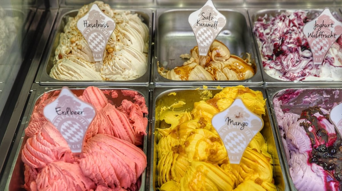 Eisvitrine mit Sorten wie Erdbeere, Mango, Amarena und Vanille