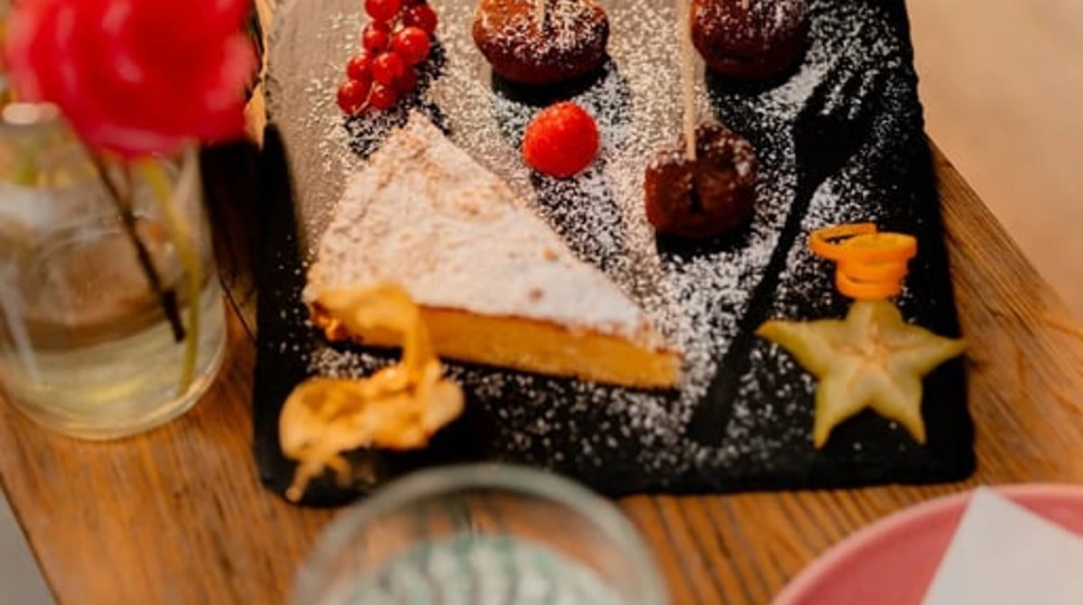 Dessertplatte mit Mandelkuchen, Schokoladenkugeln und frischen Früchten
