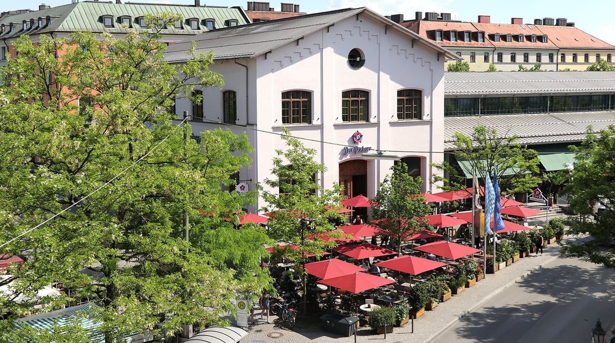 Das Wirtshaus Der Pschorr am Viktualienmarkt mit rot beschirmtem Biergarten, von oben gesehen