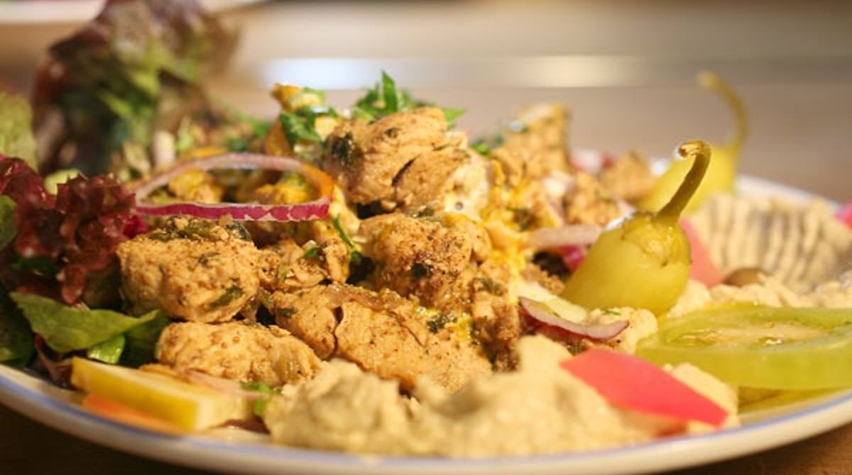 Teller mit Schawarma, Hummus und Salat im Sababa
