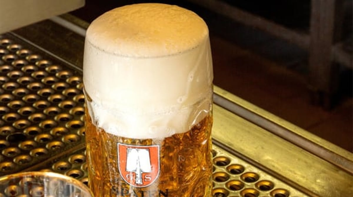 Frisch gezapfte Maß Spaten an der Schänke