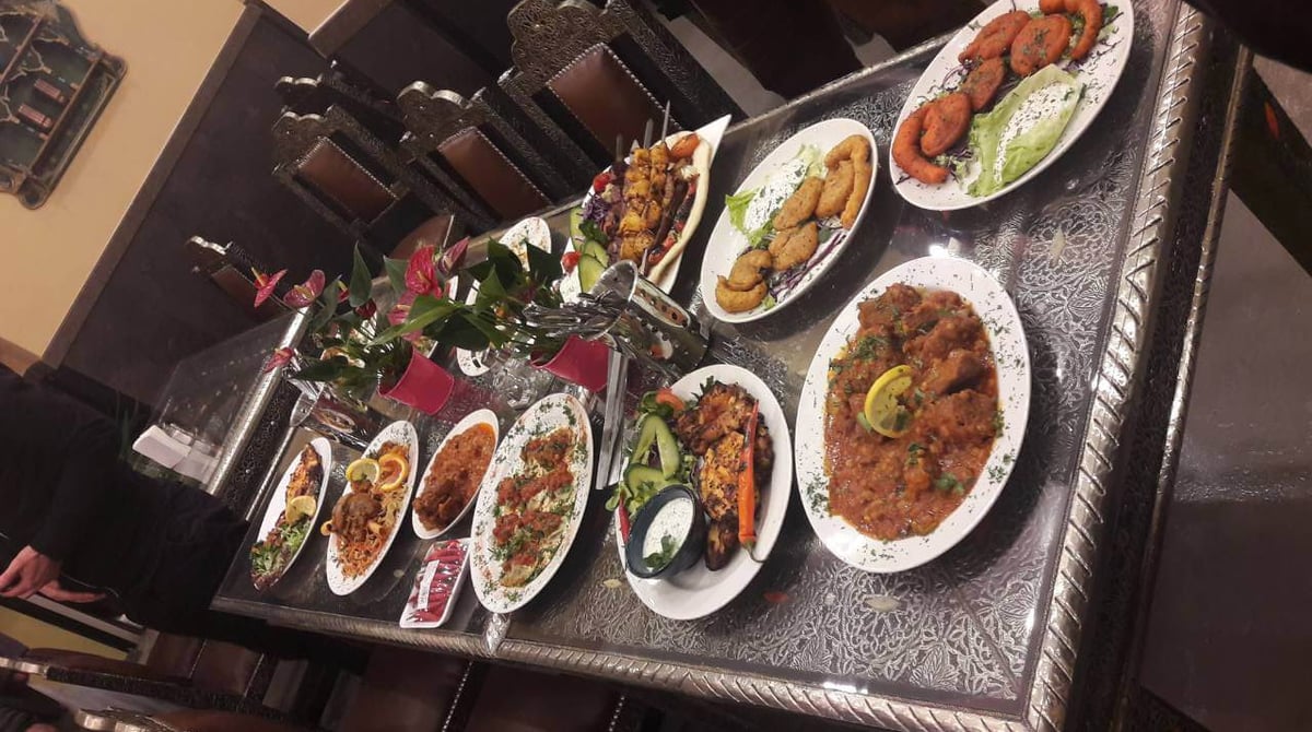 Lange Tafel mit zahlreichen afghanischen Gerichten im Hindukush