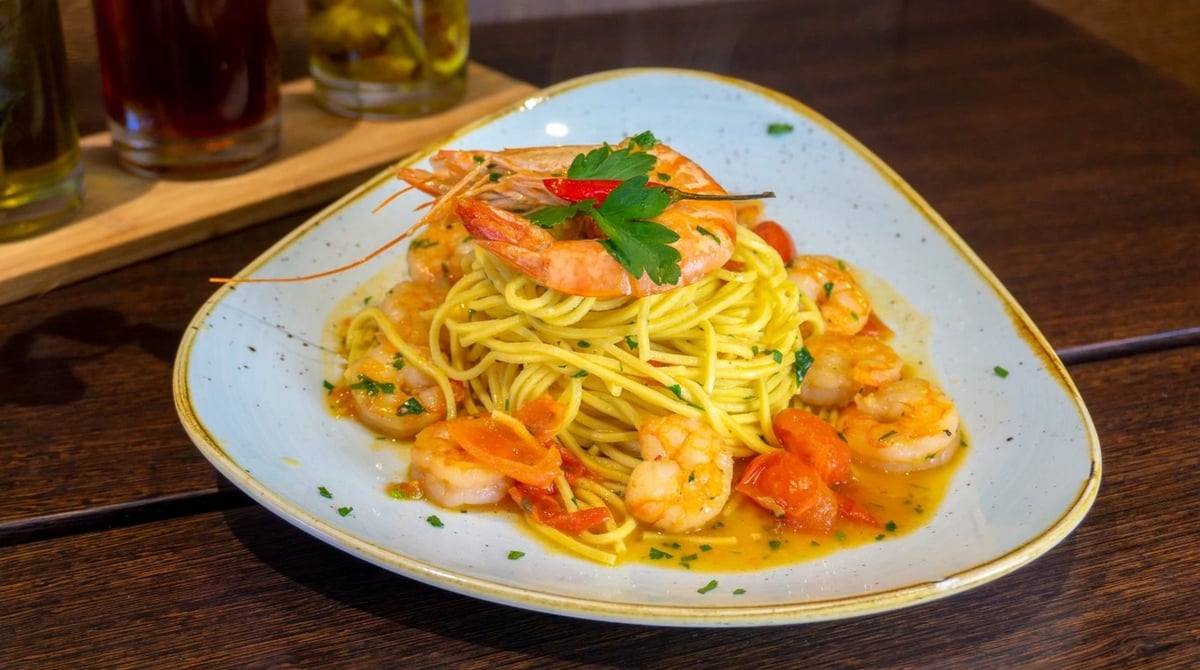 Spaghetti mit Scampi und Basilikum auf einem Teller