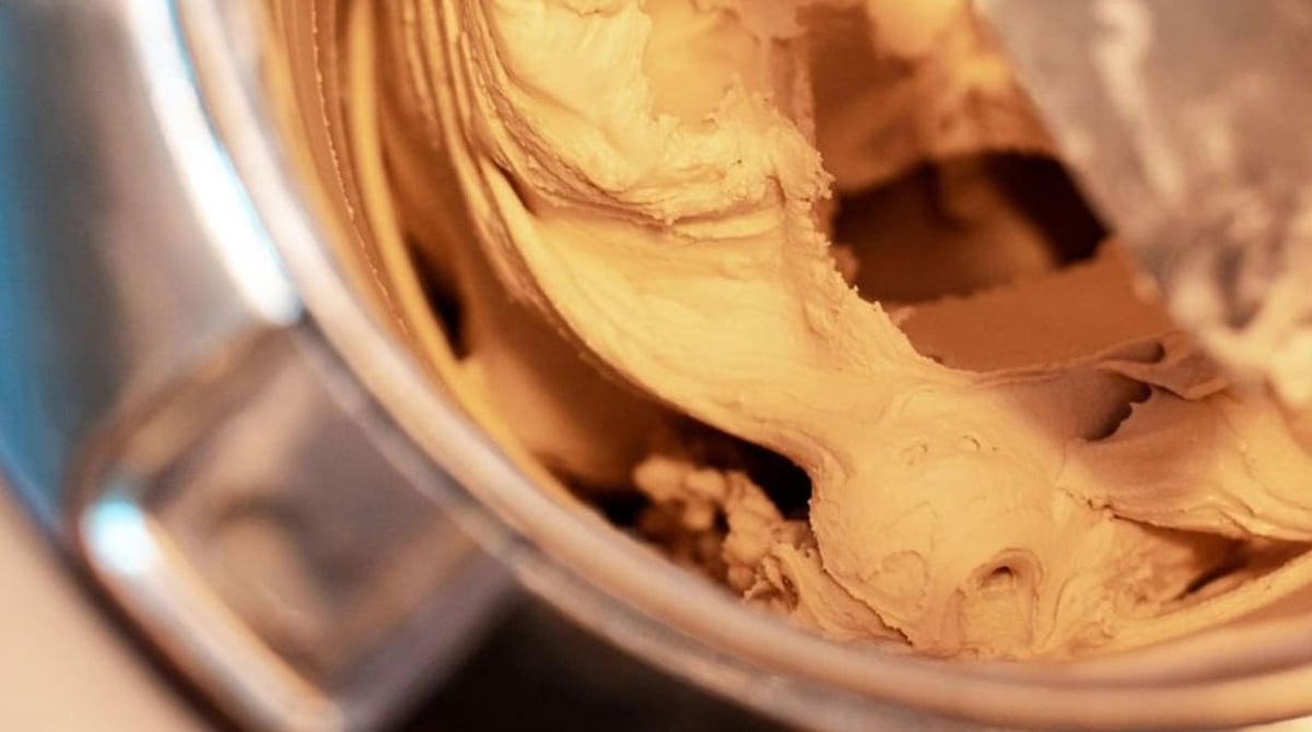 Cremige Eismasse in einer Edelstahlschale