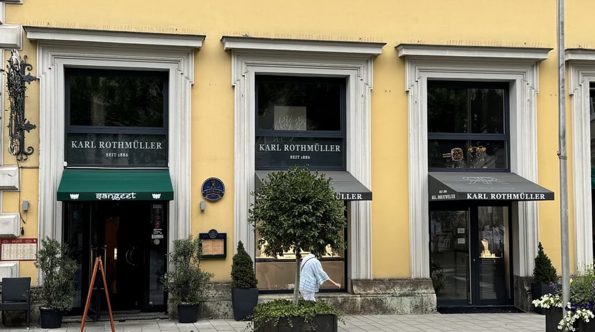 Gelbe Fassade an der Brienner Straße mit grüner Markise des Restaurants Sangeet
