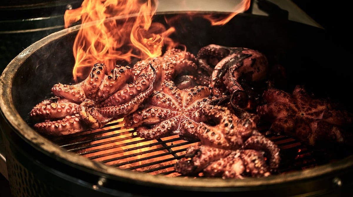 Oktopus über Flammen auf dem Big Green Egg