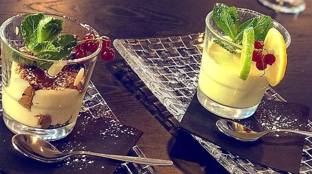 Zwei Desserts im Glas auf einem Tisch im 60 Secondi