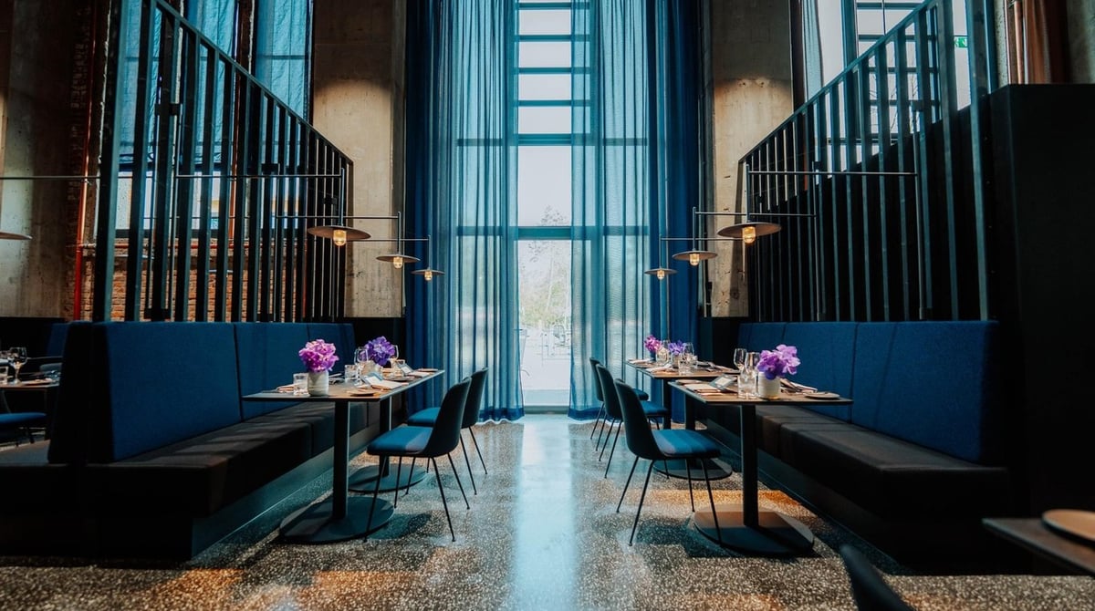 Gastraum des Restaurants Zeitlang mit Blick auf eine hohe Fensterfront