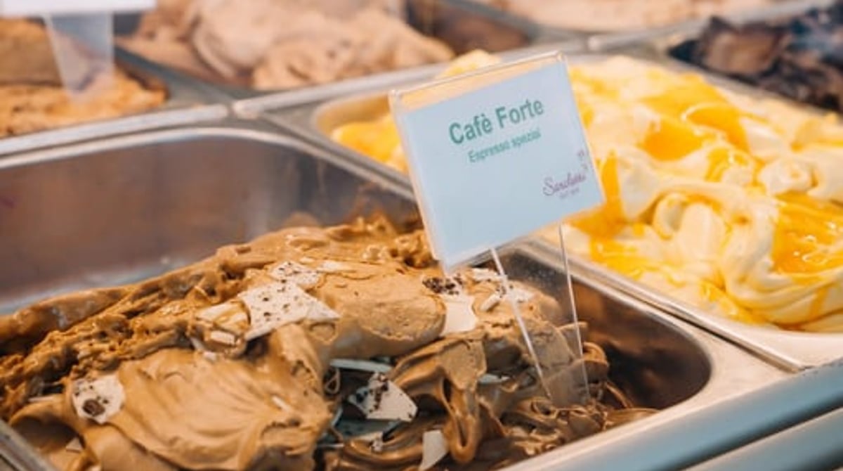 Eistheke im Eiscafé Sarcletti mit mehreren Eissorten