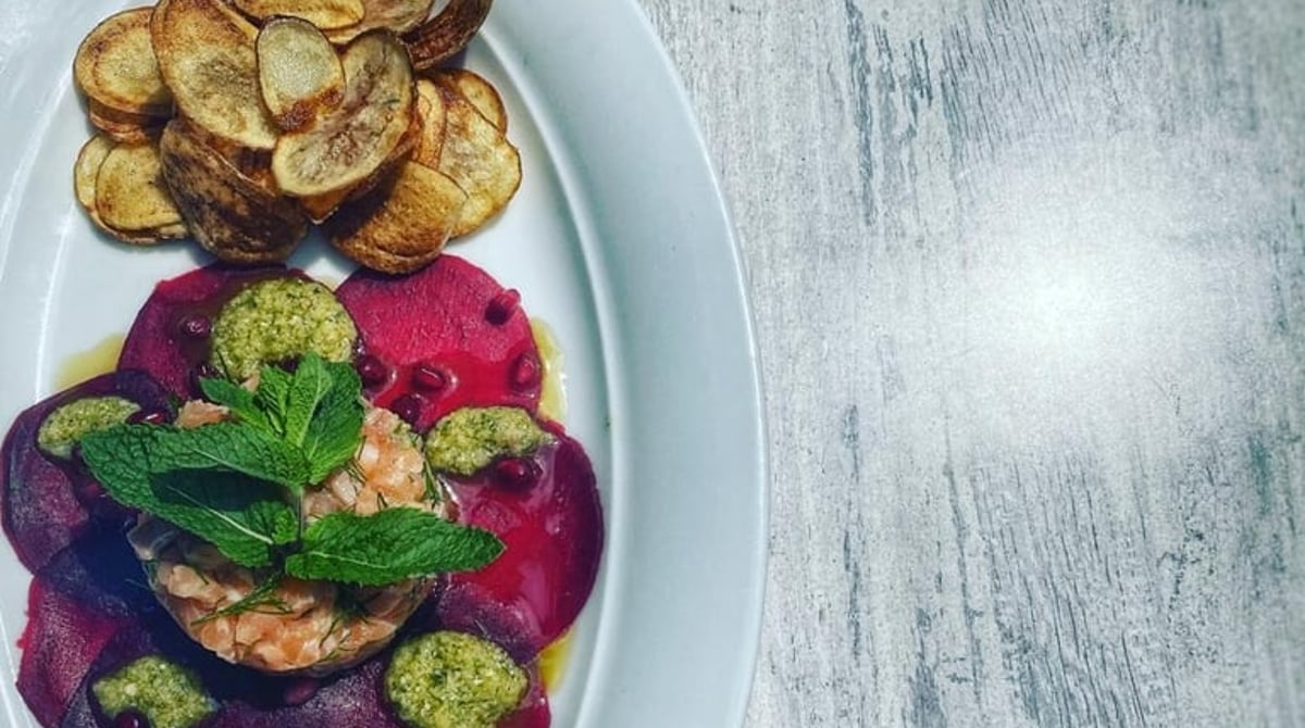 Rote-Bete-Teller mit Kartoffelchips und Kräutern im Piatsa