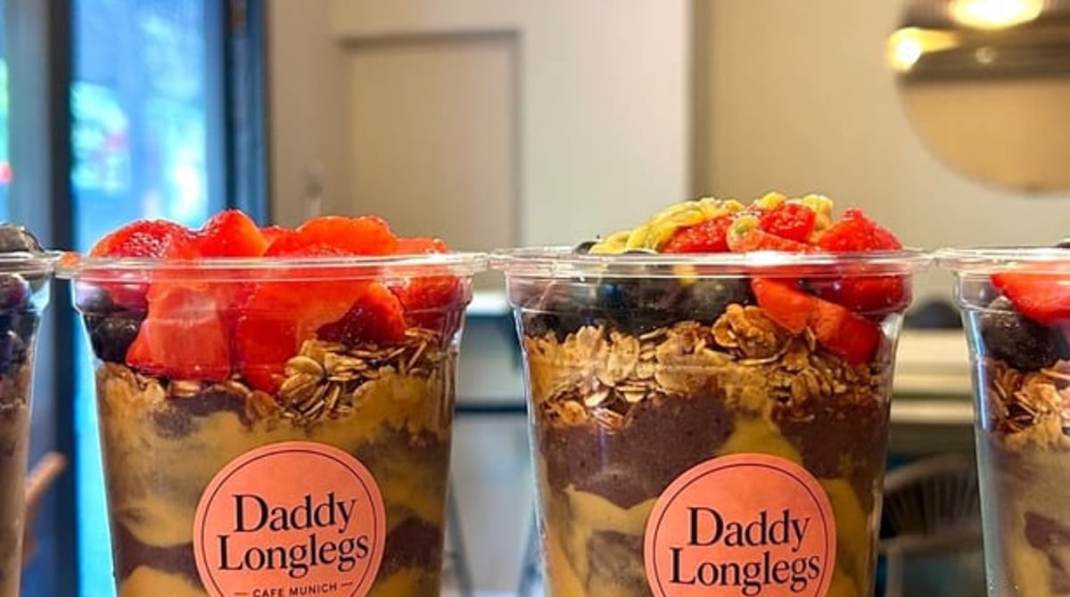 Açaí-Becher mit Erdbeeren zum Mitnehmen mit Daddy-Longlegs-Aufkleber