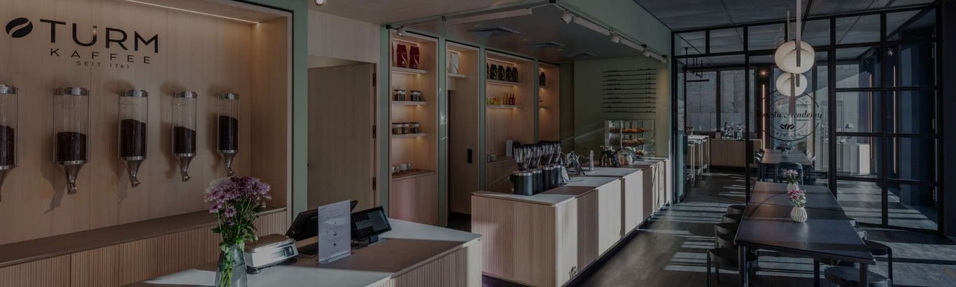 Barista Academy und Tagescafé von Turm Kaffee mit Theke, Kaffeemühlen und Tischen