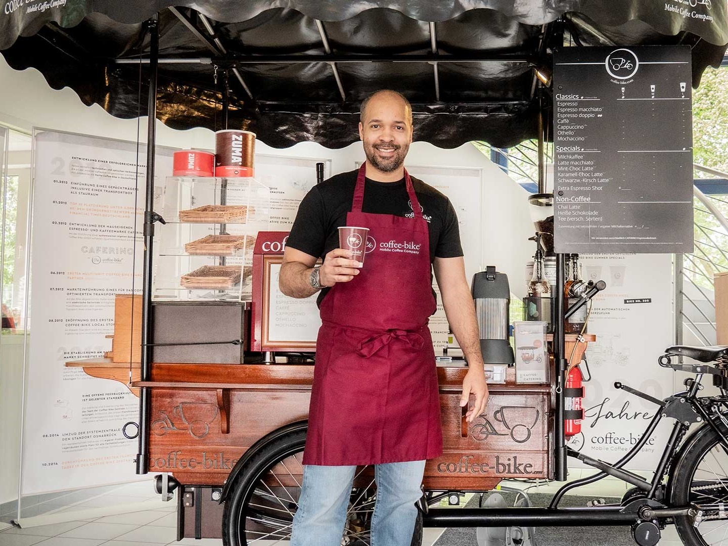 Stolzer Cafébetreiber und Barista: Emanuel Asare mit seinem Coffee-Bike