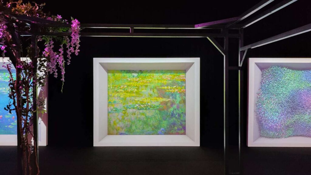 Bilder von der immersiven Ausstellung „Monets Garten“ im Utopia
