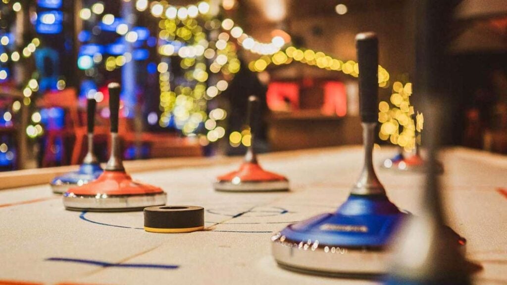 Eisstockschießen an der Frau im Mond - IN München - Das Stadtmagazin Rooftop Bar München Winter – Eisstockschießen an der Frau im Mond