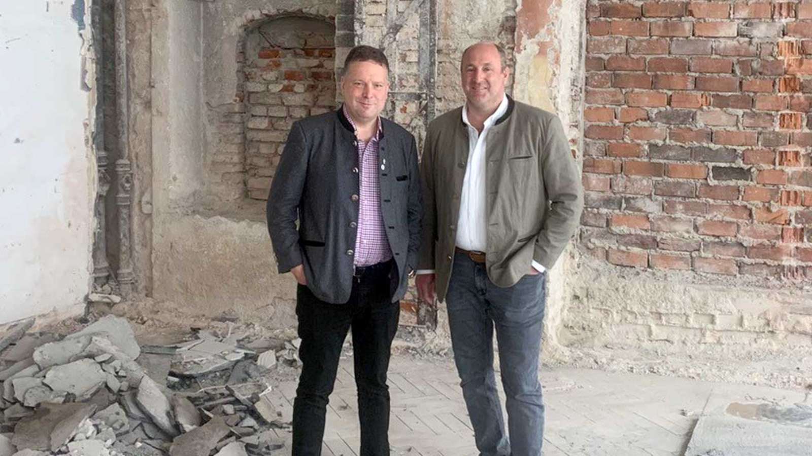 Viel zu tun: Constantin Wahl und Sebastian Kuffler in ihrem neuen Wirtshaus im Tal