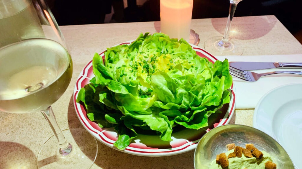 Knackfrischer Kopfsalat mit einer wunderbar süßen „Wiener Marinade“