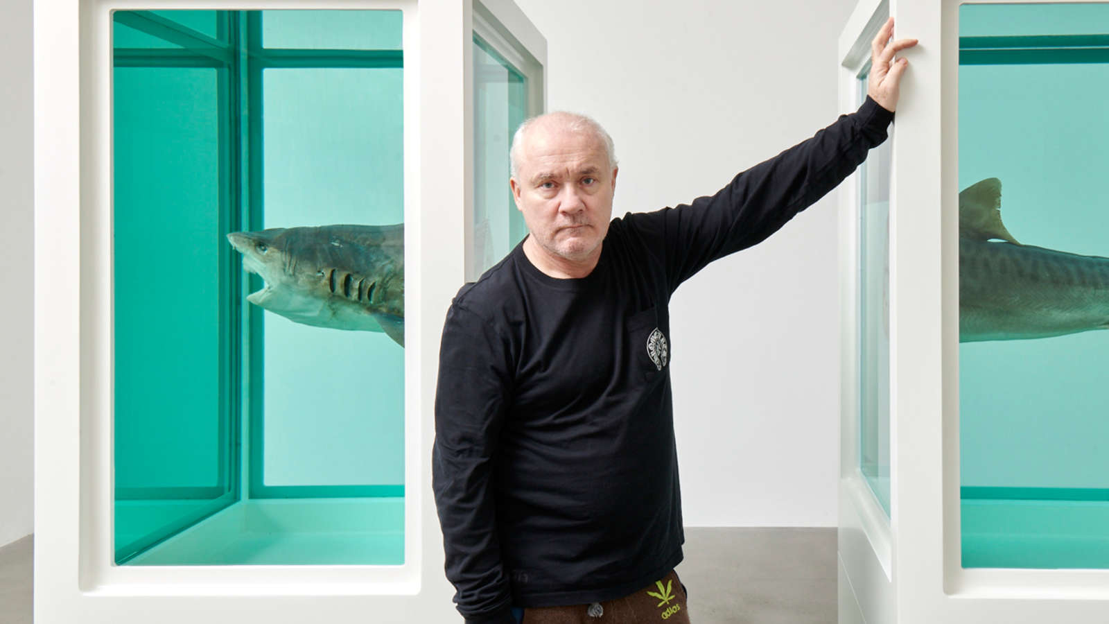 Damien Hirst vor seinem Werk „Myth Explored, Explained, Exploded“